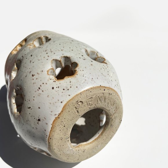 Handmade Daisy Ceramic Candle Holder - Picture 4 of 4